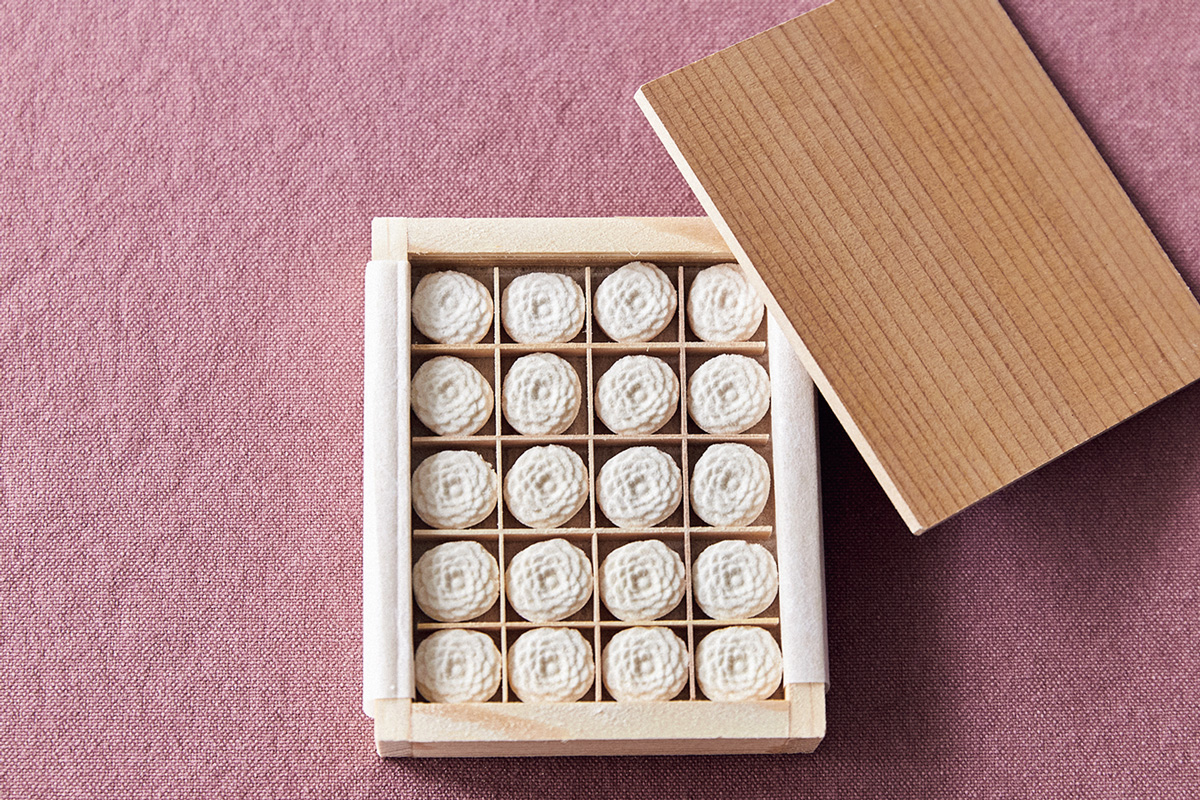 〈Zplus（ジープラス）〉の「菊寿糖 小菊」