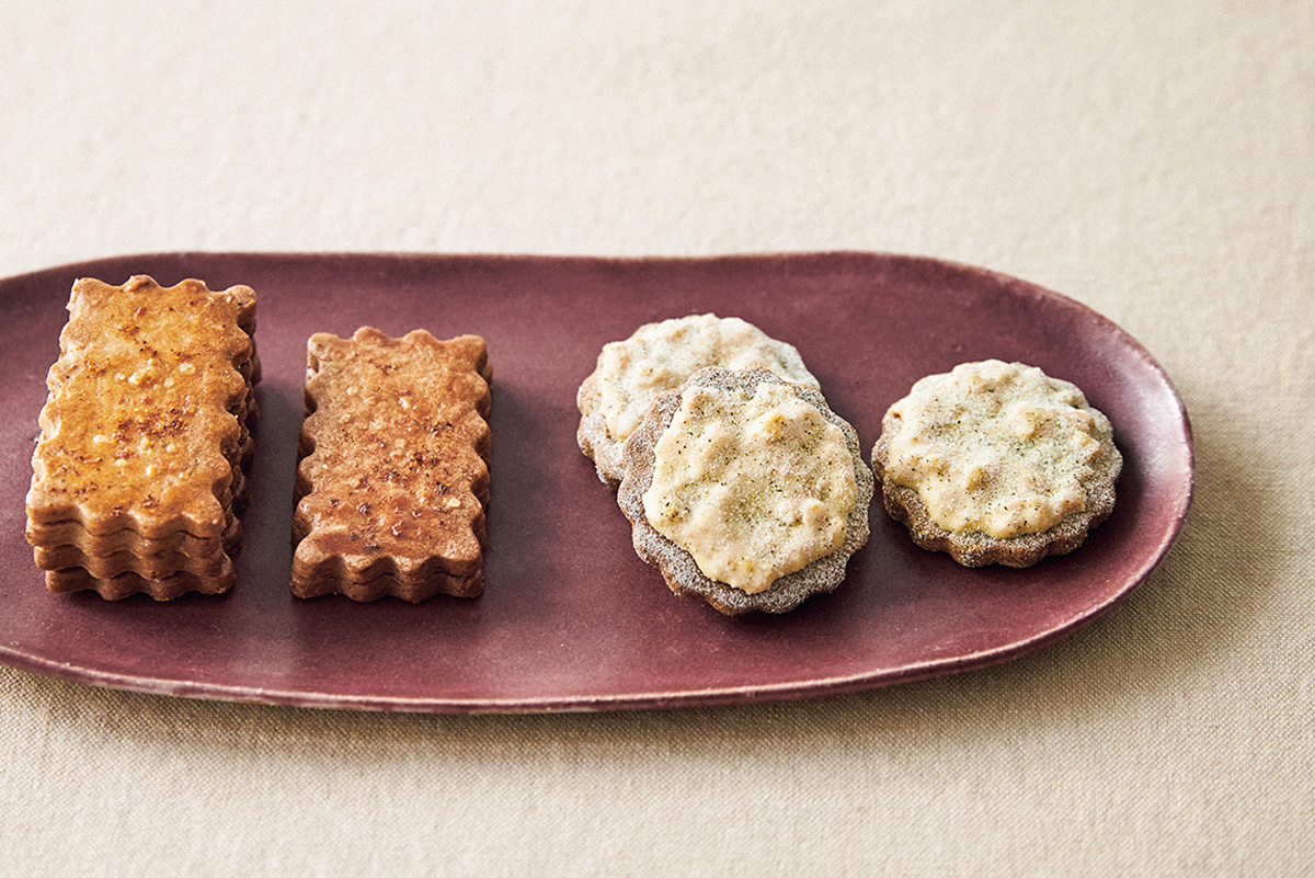 〈Matricaria（マトリカリア）〉の「煎茶とホワイトチョコのサブレ」、「九条ねぎと七味のサブレ」