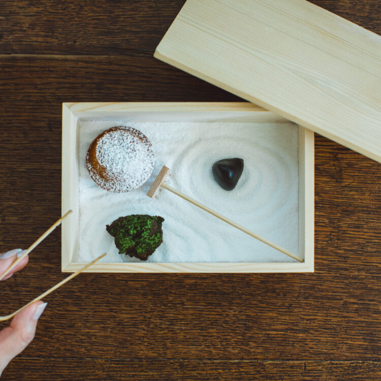 左上から時計回りに、レザーウッドハニーのフィナンシェ、チョコレートと竹炭で包んだローマジパン、抹茶かけチョコレートテリーヌ