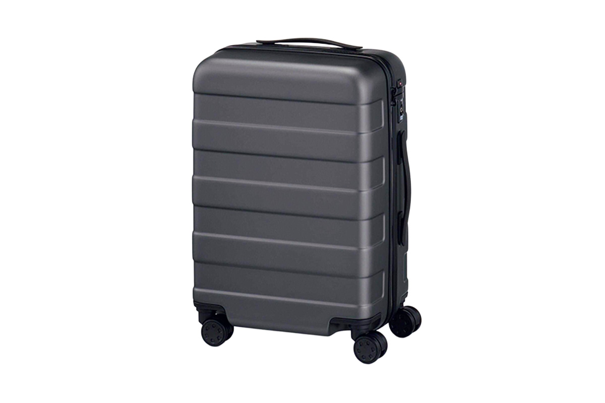 〈無印良品〉のおすすめトラベルグッズ1. バーを自由に調節できるハードキャリーケース。