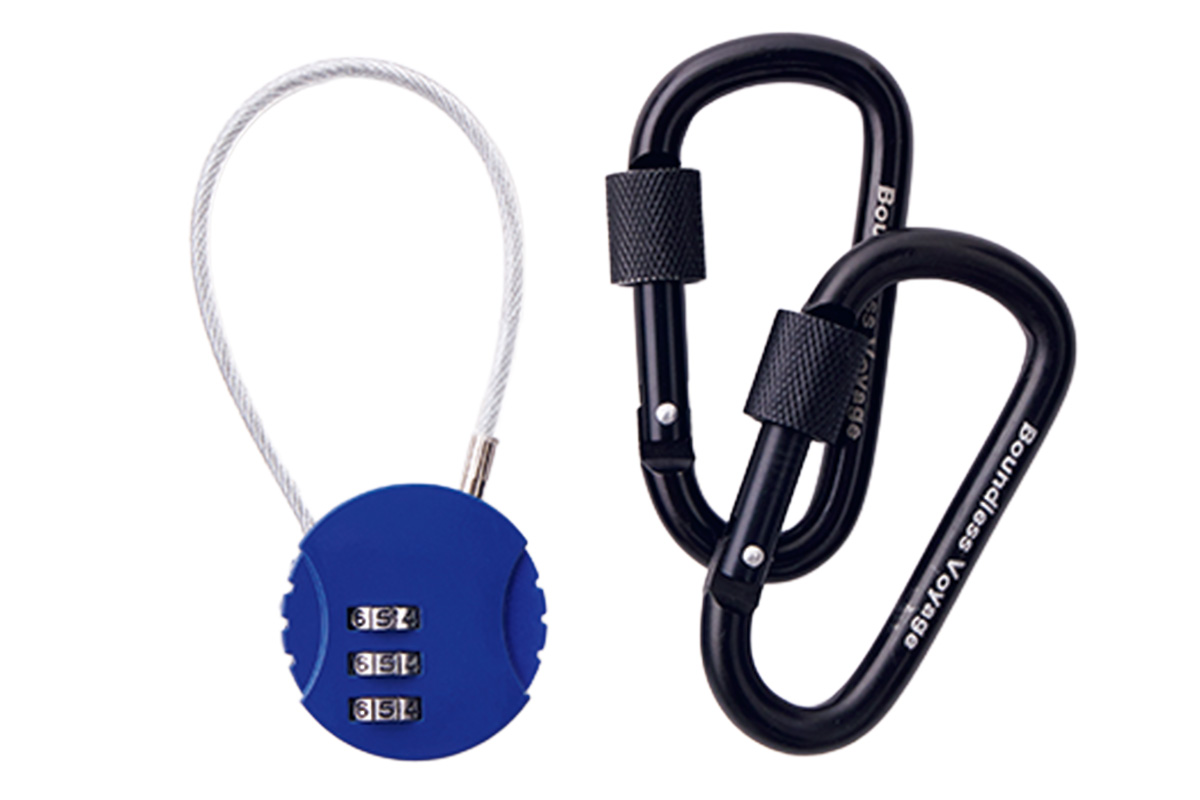 海外旅行で役立つ持ち物5. ダイヤル式南京錠、カラビナ