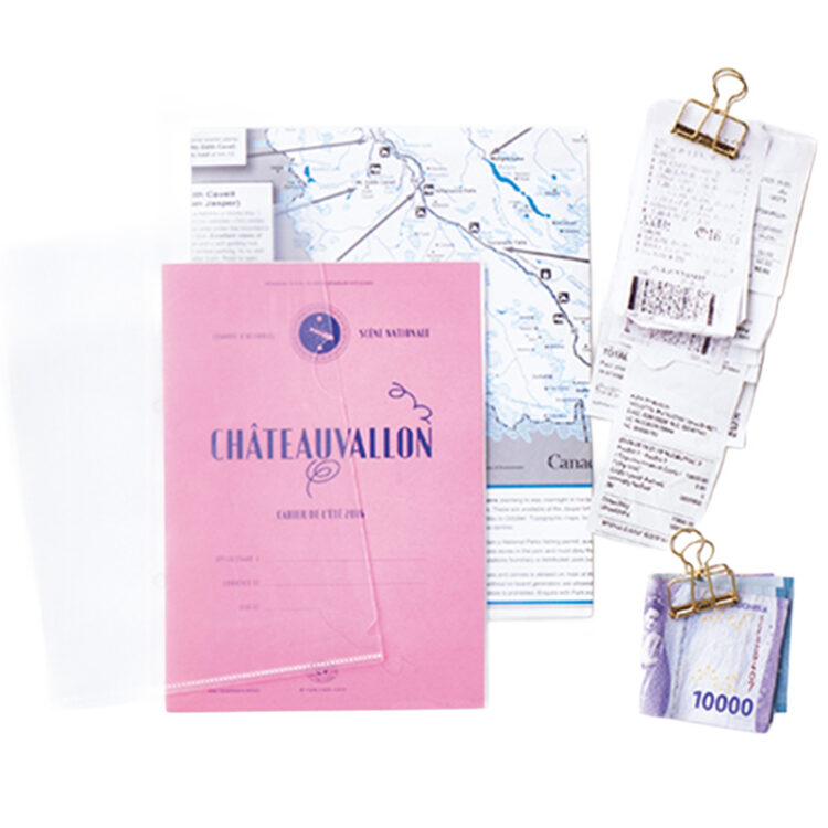 現地の紙幣やショップカードなど、紙類の整理に。「クリップは国ごとに分けられるようマネークリップ代わりに。紙類の整理整頓にサイズ違いのファイルは常備」