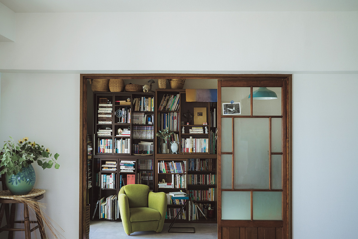 大好きな引き戸と本棚の眺め。左端の壺は、終活に励む伯母から譲り受けたもの。円座は月桃編みの自作（制作中）。