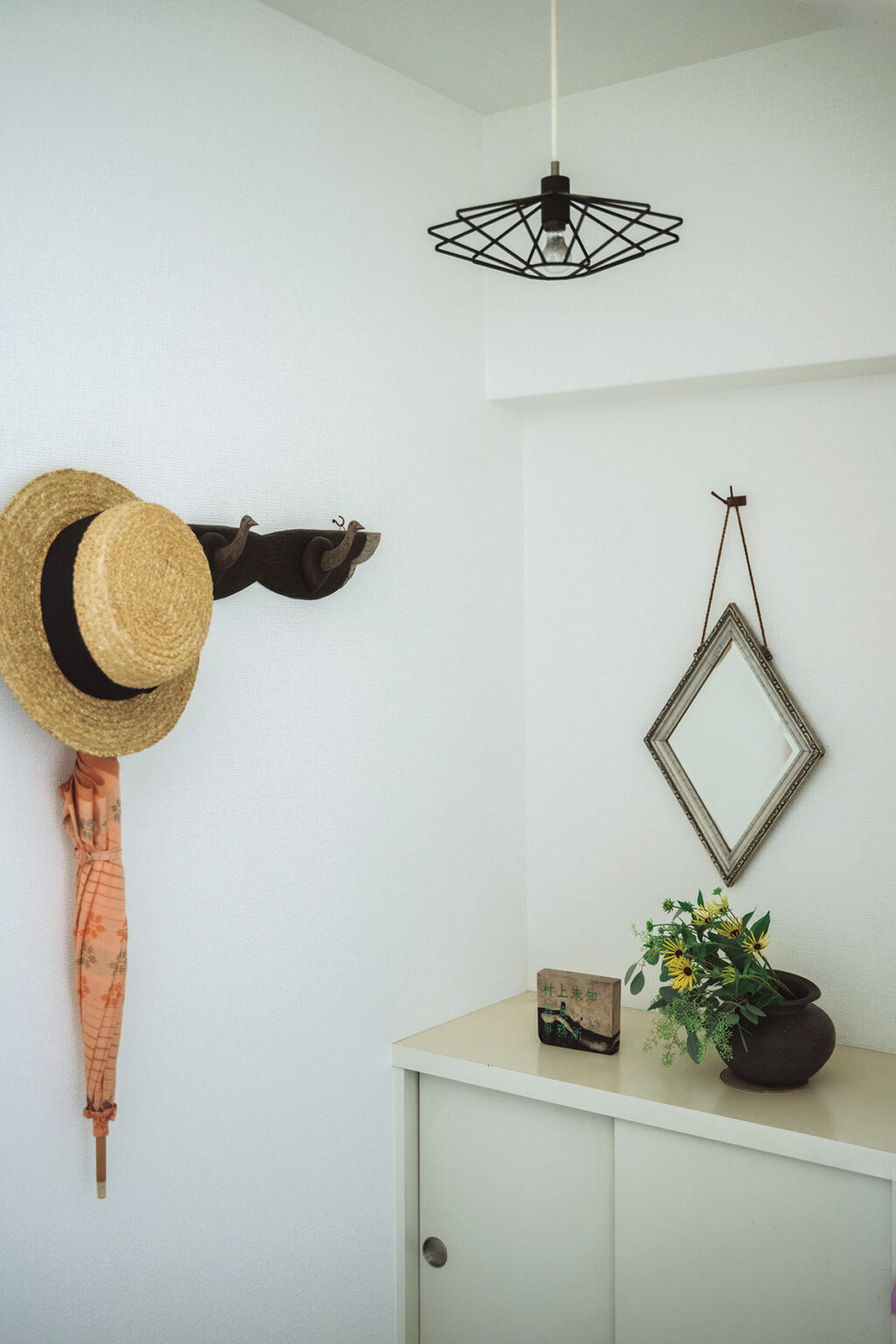 玄関。花と一緒に飾られているのが「村上未知写真事務所」と刻まれた父の篆刻作品。