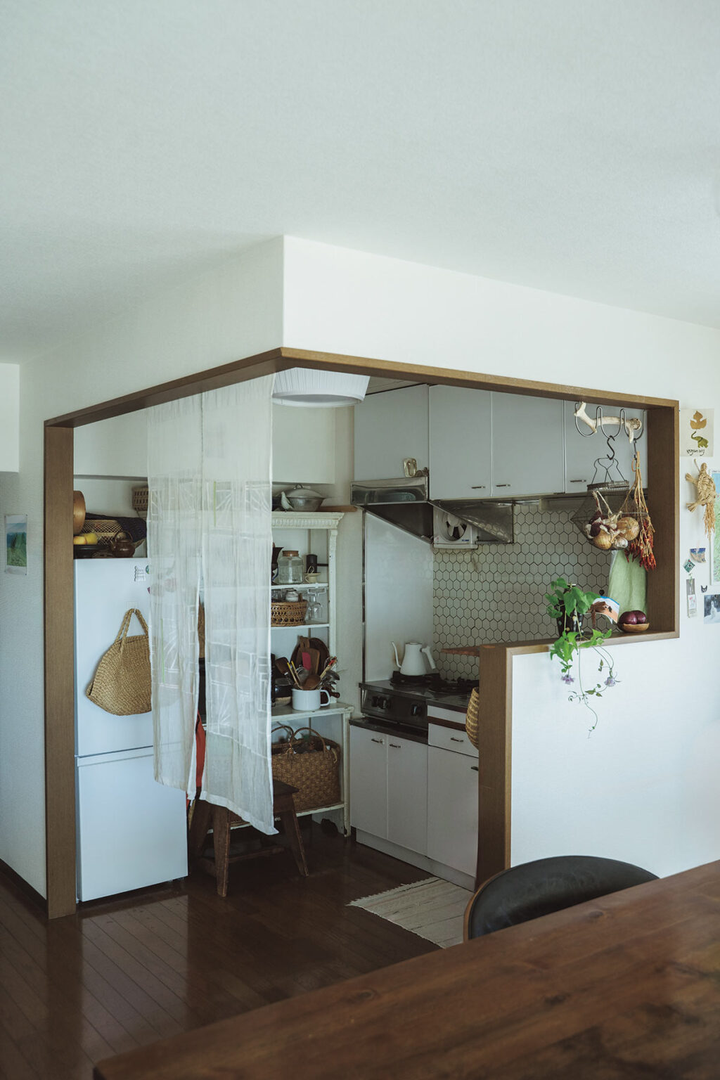 お手軽DIYの壁は、ハニカム形のタイルシール。パントリー代わりの棚は大阪〈SHARK ATTACK〉で購入。