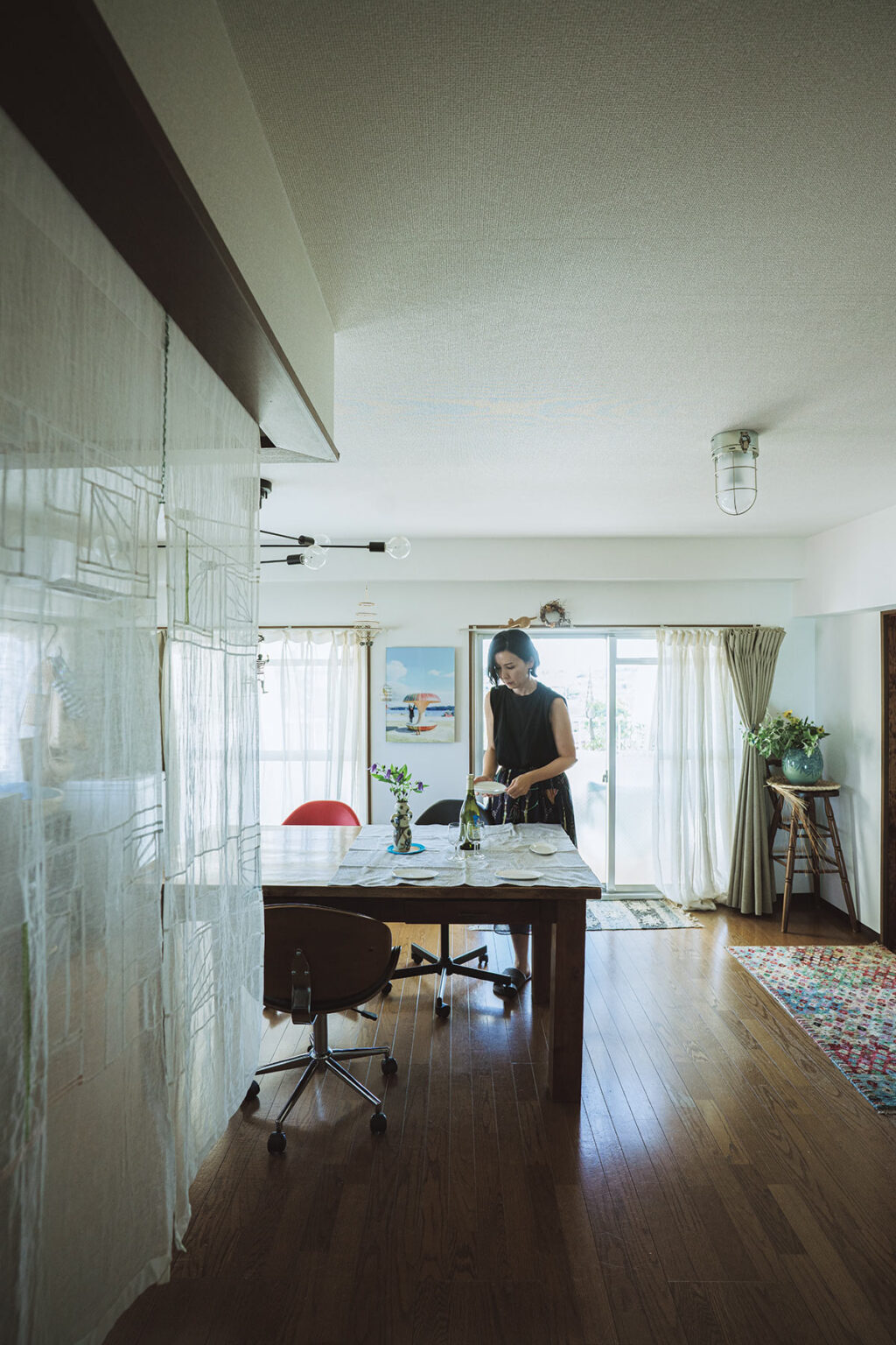 天井高があまりないので、ペンダントライトではなく、天井照明を主に活用。大きな窓は魅力で、故郷・山口県宇部市のときわ公園で撮影した姪の写真も3枚目の窓のよう。