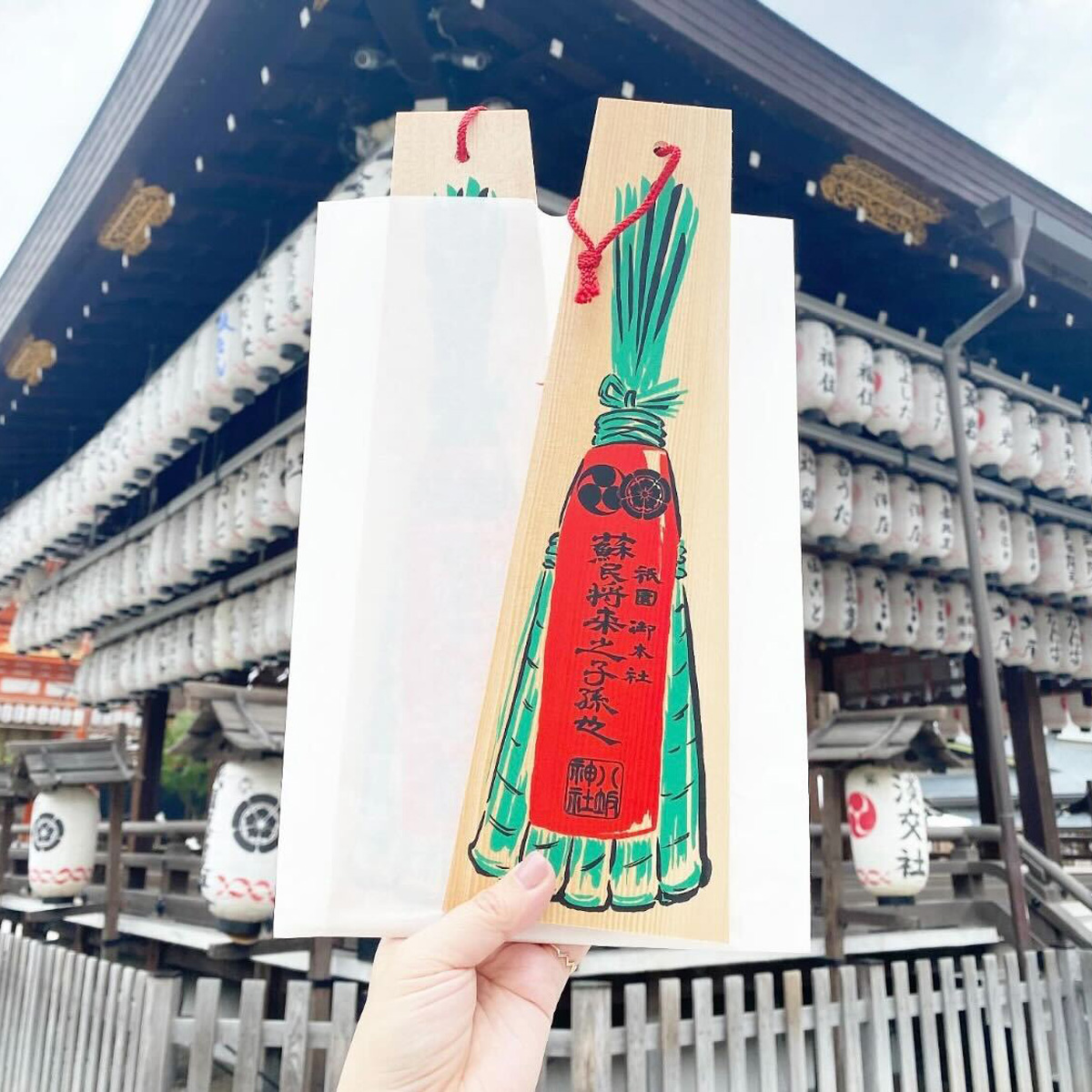 京都の八坂神社で、祇園祭中に配られる粽