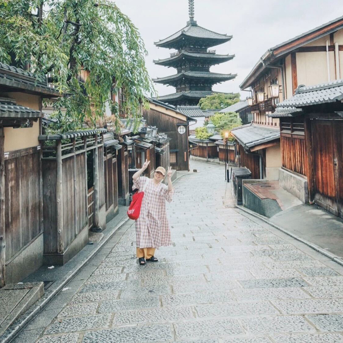 人が少ない京都の八坂の塔に続く石畳の道