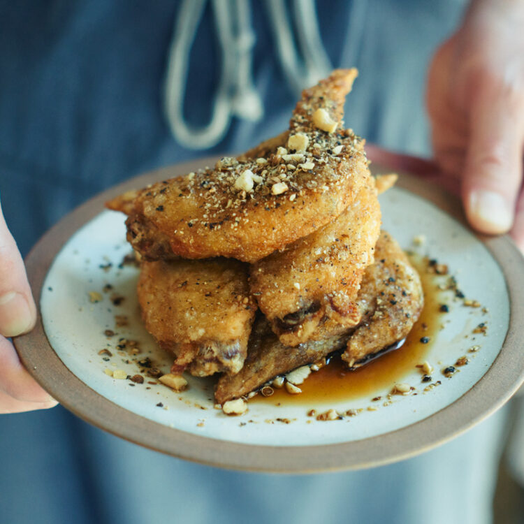甘辛い醤油ベースのタレと、スパイスが効いたデュカがのった手羽先フライドチキン4本800円。 甘辛い醤油ベースのタレと、スパイスが効いたデュカがのった手羽先フライドチキン4本800円。