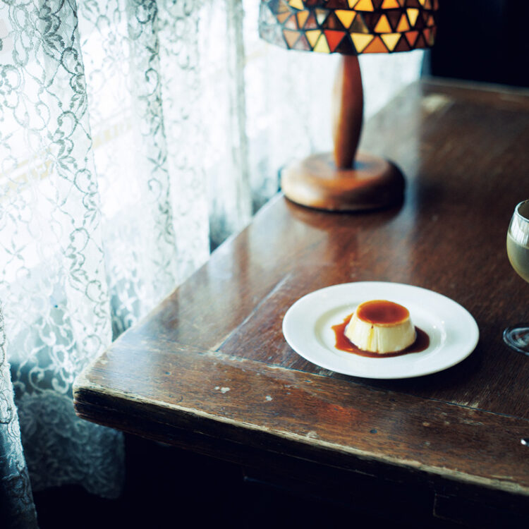 週に1度だけ登場するという自家製パンナコッタ650円は、カラメルソースをかけて味わう。濃厚で食べごたえあり。その時々のワイン1,000円とも相性がいい。