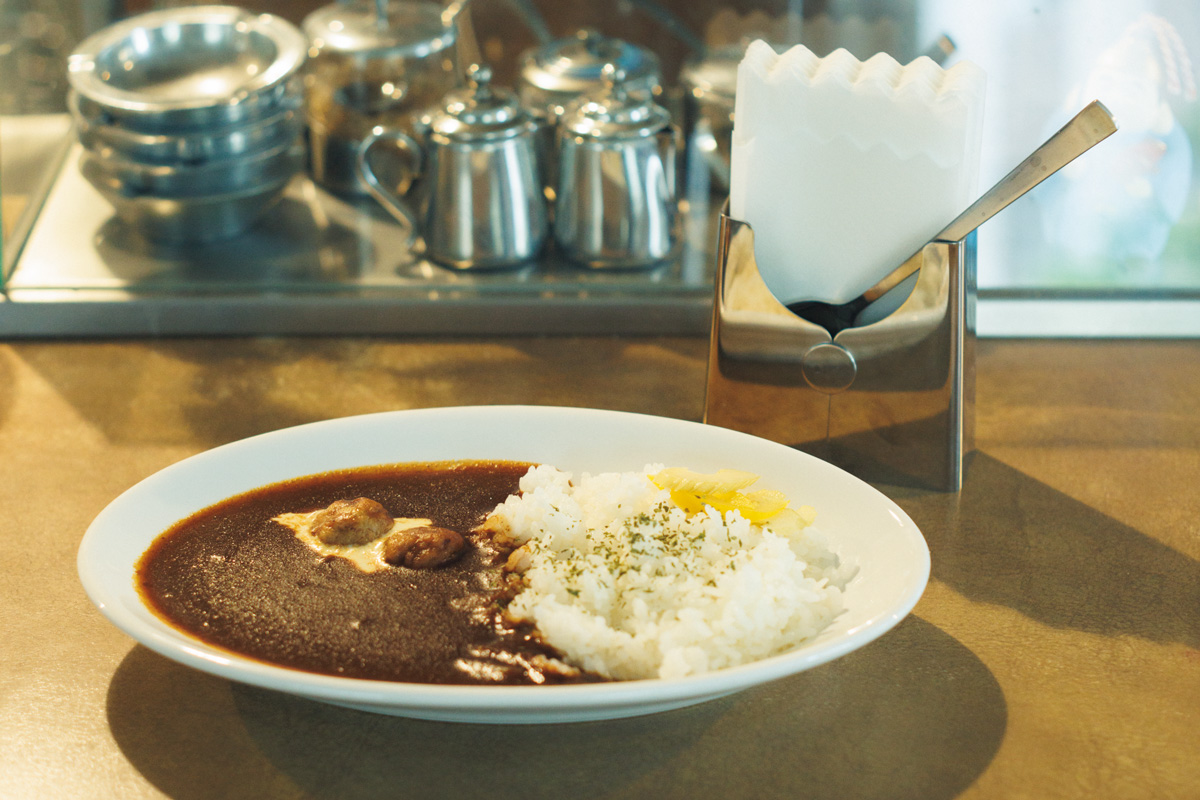 京都の京都芸大駅近くに喫茶店、喫茶霧箱のカレー