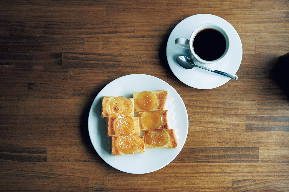 京都の京都芸大駅近くに喫茶店、喫茶霧箱のレモントースト