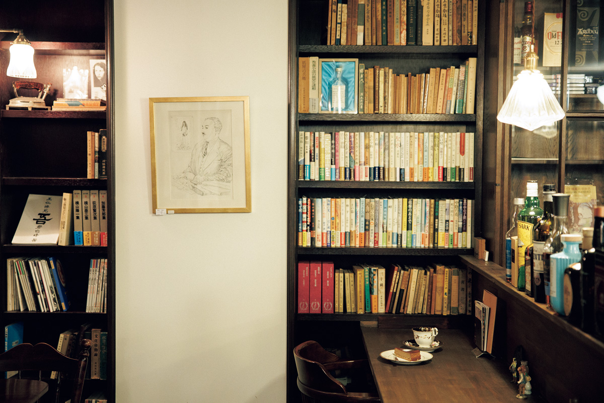 京都中心部で22時閉店の喫茶店は貴重。古書店が生まれ変わった〈アスタルテ書茶房〉