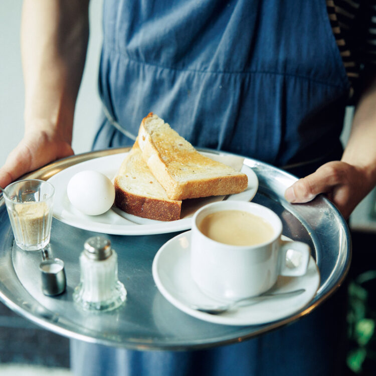 11時まではモーニング650円を。バターをたっぷり塗ったトーストは、すぐ近くにある〈チェルキオ〉の雑穀入りの食パン。近所にあったら毎日通いたくなる喫茶店。