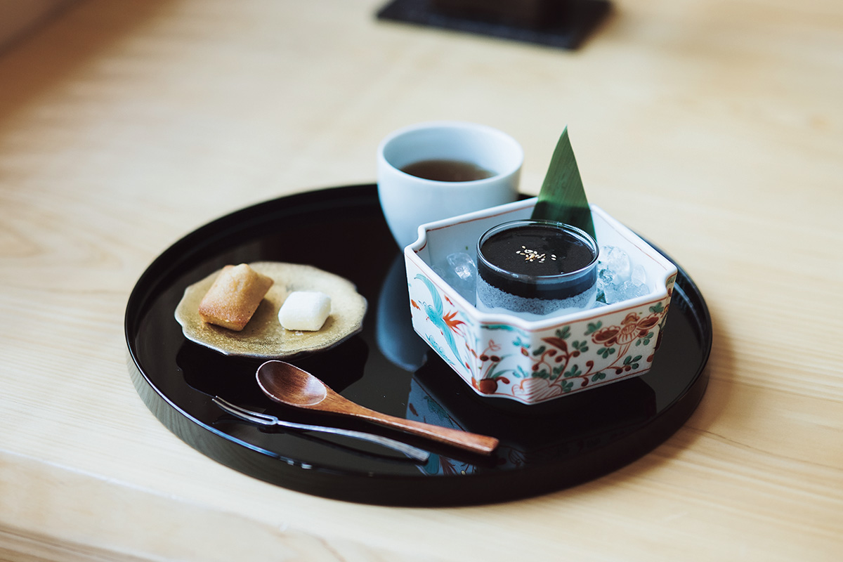 銀ぶらスポット　〈HIIRAGI GINZA〉の漆黒の黒胡麻団子