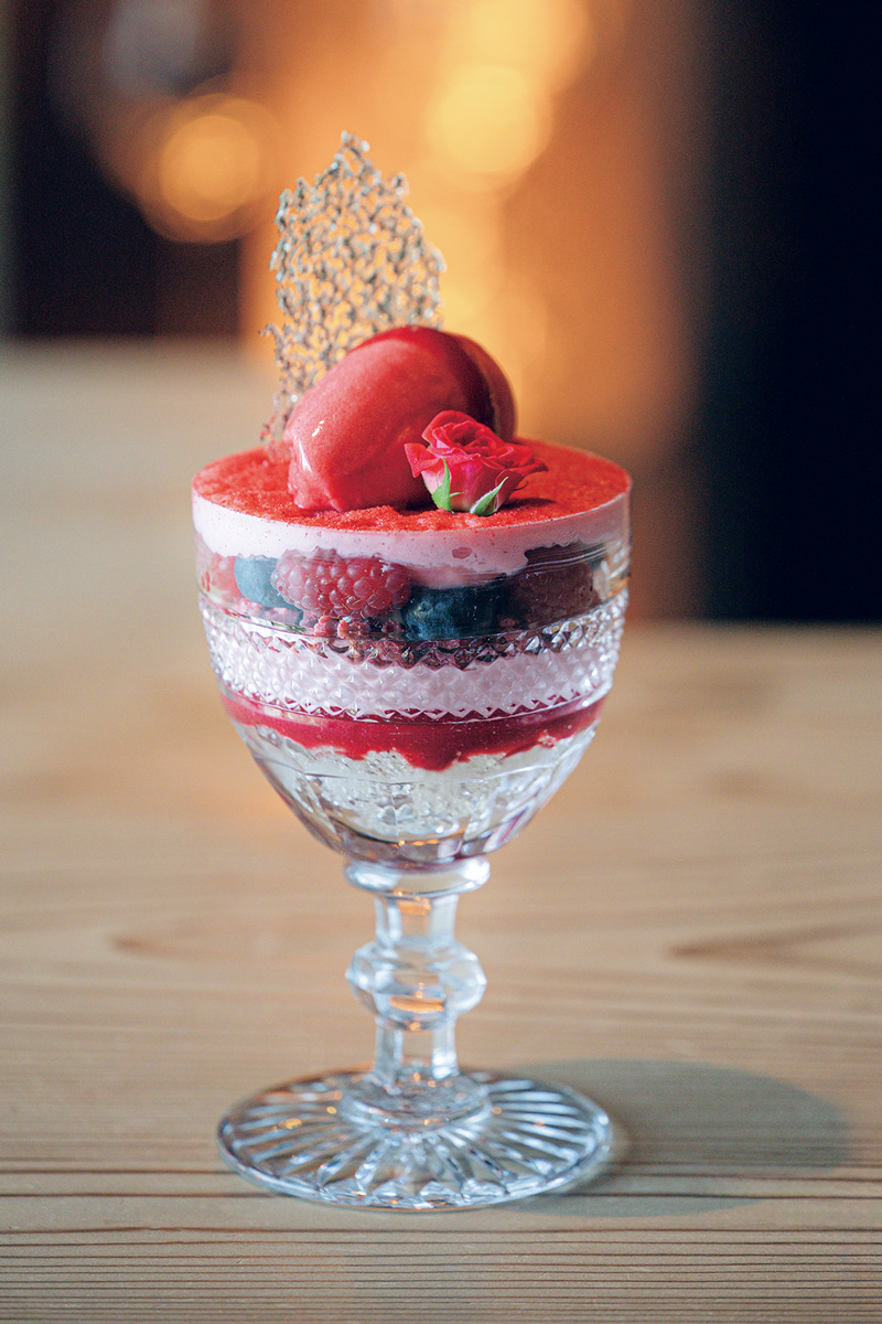 銀ぶらスポット　〈ST LOUIS BAR by KEI〉のパフェ