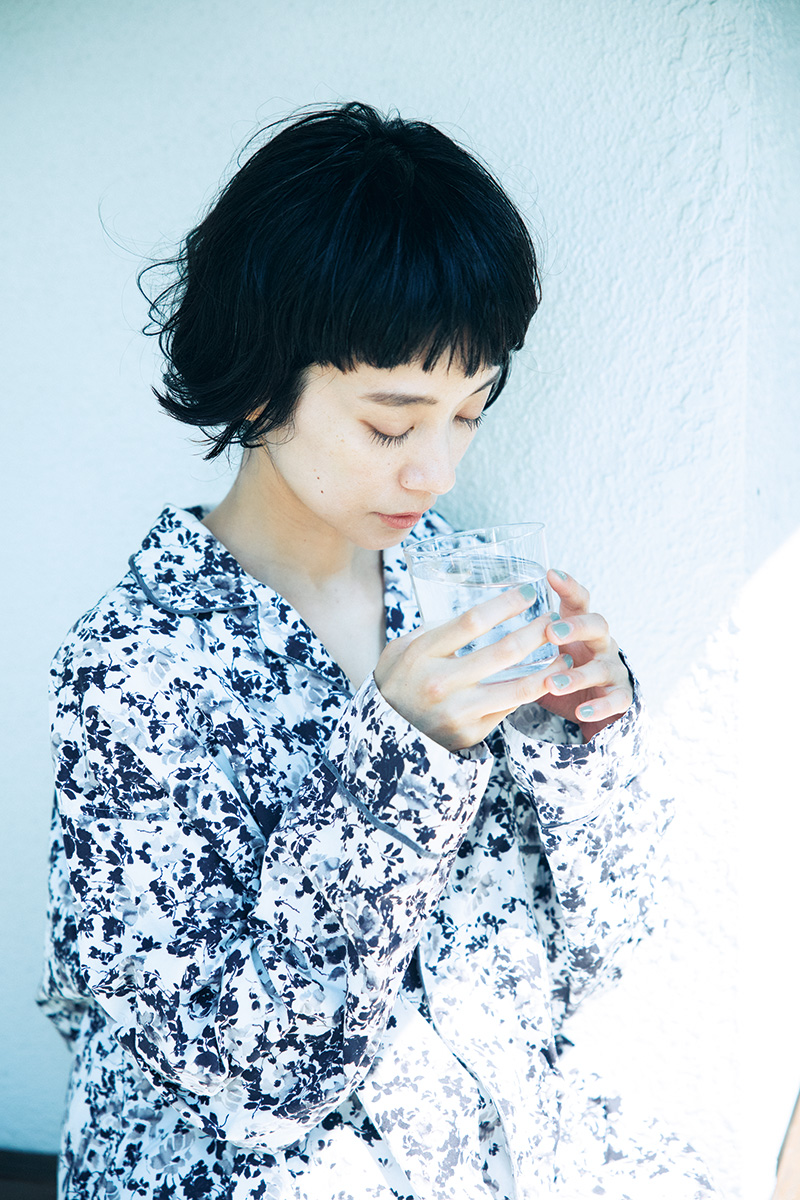 美容サプリメントを飲む女性