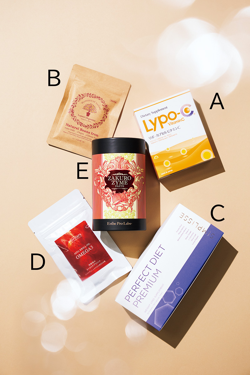 美容サプリメントを飲む女性