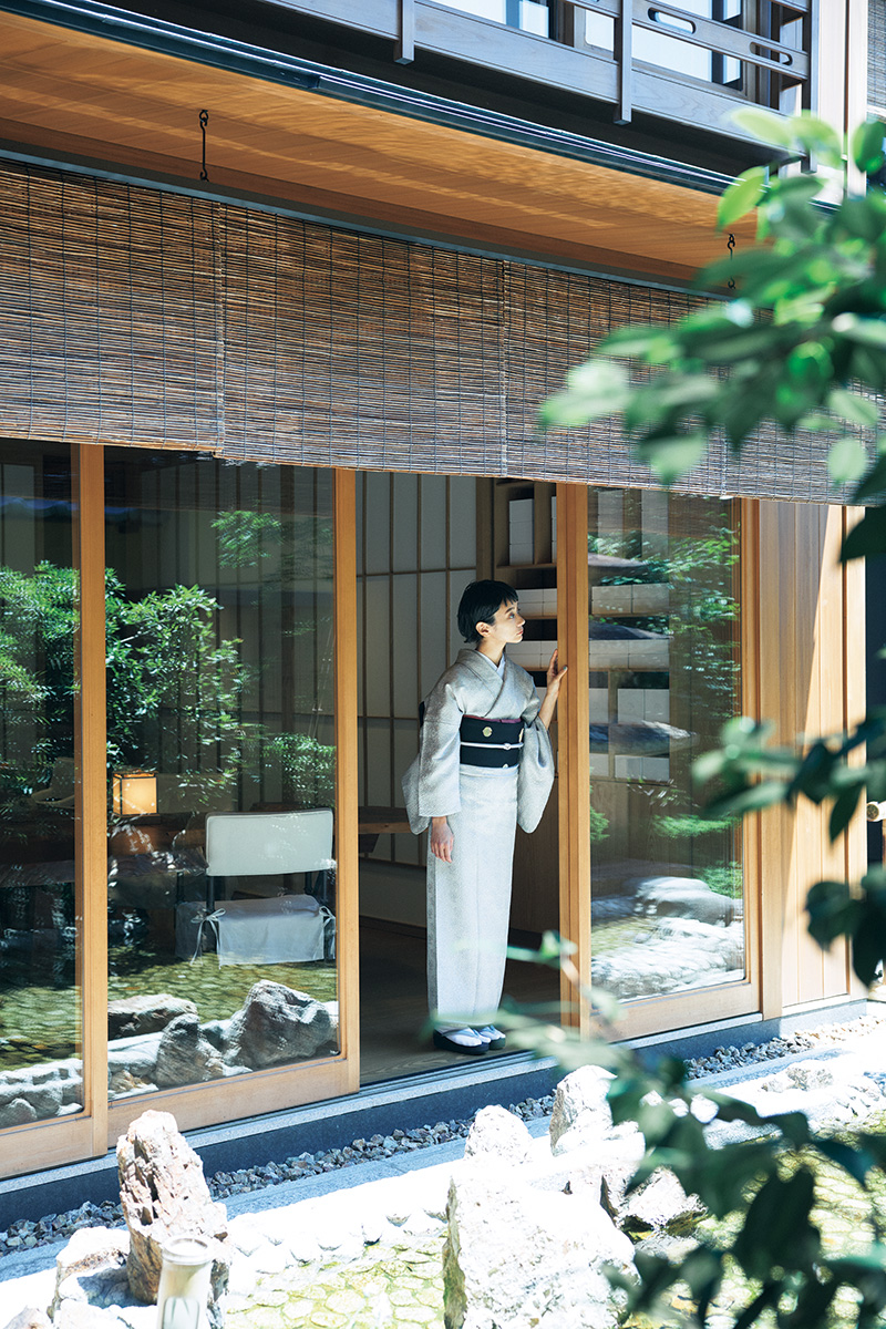 おいしいお茶を心ゆくまで楽しんだあとは、インテリアデザインをトニー・チー氏が手がけたティールームから、作庭家・北山安夫氏による美しい庭園をゆったりと眺める贅沢な時間。選んだのは絞り染めの最高峰〈藤娘きぬたや〉のエレガントなグレー地の小紋。落ち着いた色彩と丹念な手作業によって施される杢目絞りの繊細な技術に心を奪われる。大人のおでかけプラン 着付けセット1日レンタル料金9,790円(京都きものレンタル和凛 https://walin.jp/) おいしいお茶を心ゆくまで楽しんだあとは、インテリアデザインをトニー・チー氏が手がけたティールームから、作庭家・北山安夫氏による美しい庭園をゆったりと眺める贅沢な時間。選んだのは絞り染めの最高峰〈藤娘きぬたや〉のエレガントなグレー地の小紋。落ち着いた色彩と丹念な手作業によって施される杢目絞りの繊細な技術に心を奪われる。大人のおでかけプラン 着付けセット1日レンタル料金9,790円(京都きものレンタル和凛 https://walin.jp/)