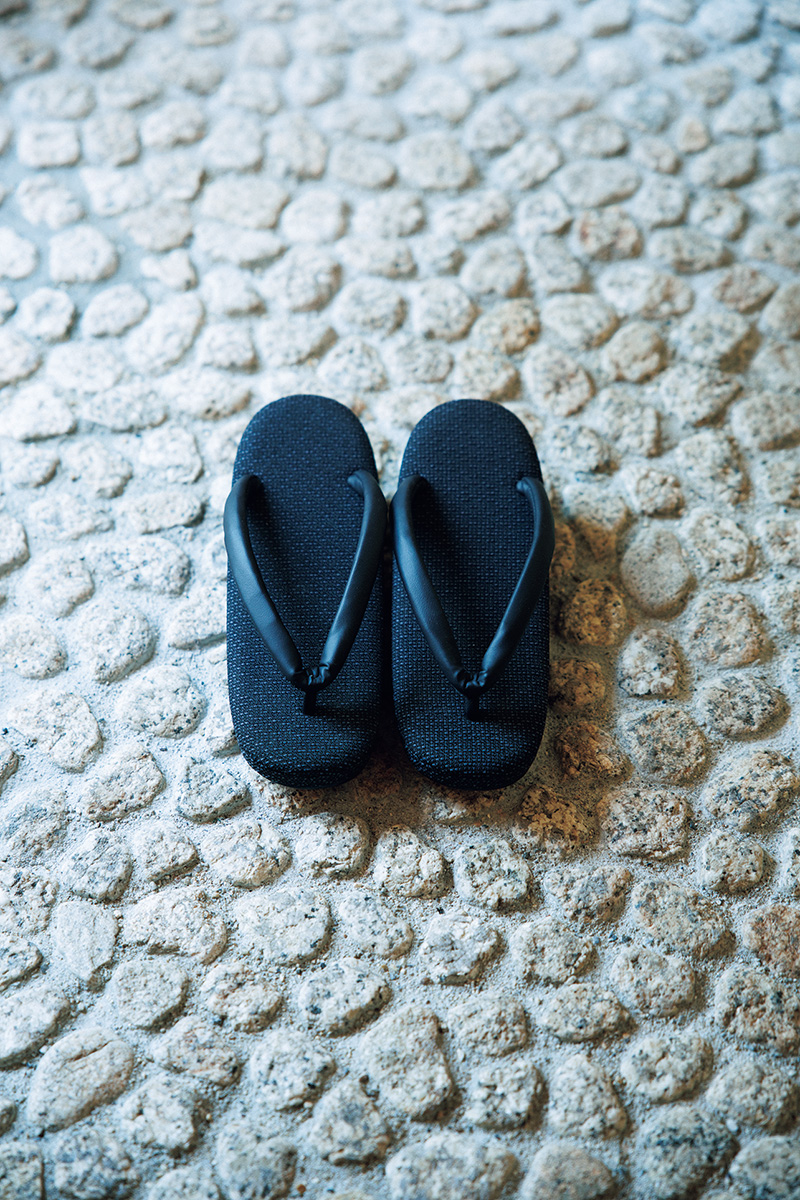 特別なテキスタイルを使用し、丁寧な手仕事によって作られている。履物 AME0192 女型巾広7.5寸126,500円(履物関づか︱岩倉AA) 特別なテキスタイルを使用し、丁寧な手仕事によって作られている。履物 AME0192 女型巾広7.5寸126,500円(履物関づか︱岩倉AA)