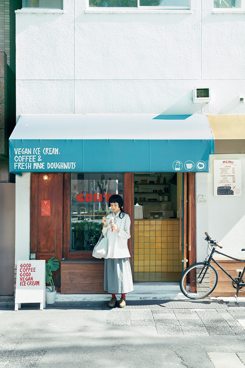 アイスクリームは2スクープで850円(撮影時)。自家製のヴィーガンでグルテンフリーのワッフルコーンはカリカリで、アイスクリームとの食感が楽しい。京都の街にはノーブルな色合いが似合う派なので、白~グレーのワントーンですっきりと。ベスト29,700円、中に着たブラウス17,600円、スカーフ25,300円、スカート49,500円、レザーバッグ21,450円(全てYoli 079-508-1082)/シューズ84,700円(forme︱PARK 070-8423-3302)/ソックスはスタイリスト私物 アイスクリームは2スクープで850円(撮影時)。自家製のヴィーガンでグルテンフリーのワッフルコーンはカリカリで、アイスクリームとの食感が楽しい。京都の街にはノーブルな色合いが似合う派なので、白~グレーのワントーンですっきりと。ベスト29,700円、中に着たブラウス17,600円、スカーフ25,300円、スカート49,500円、レザーバッグ21,450円(全てYoli 079-508-1082)/シューズ84,700円(forme︱PARK 070-8423-3302)/ソックスはスタイリスト私物