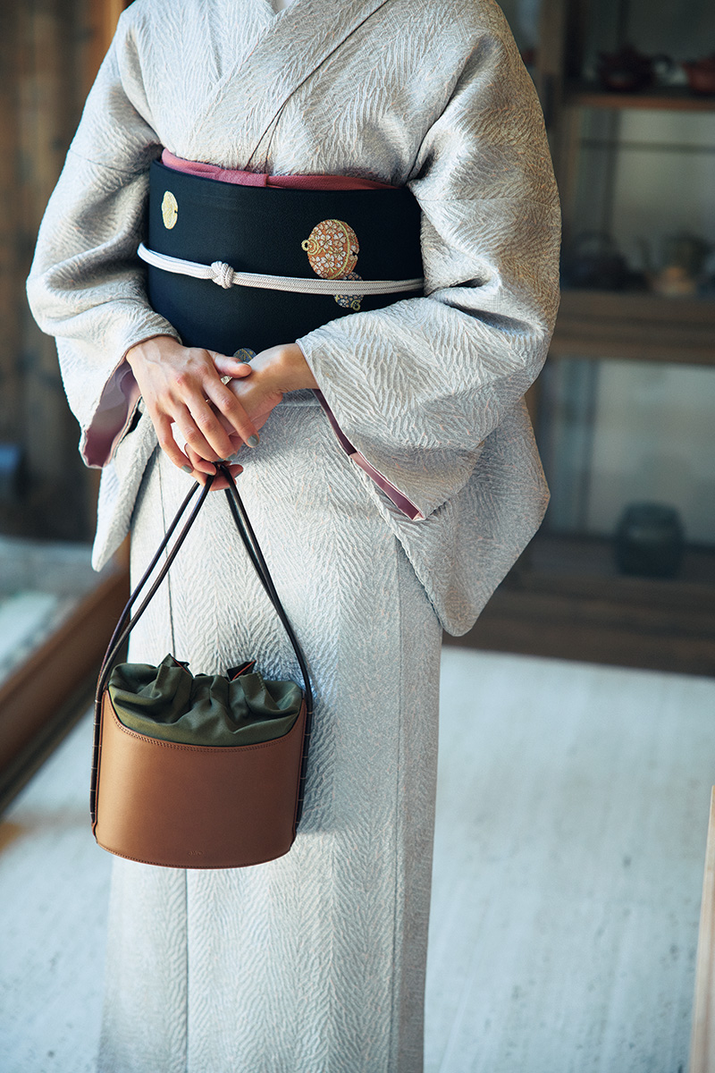 〈履物関づか〉の関塚真司氏が手がけるシンプルで上質なレザーの巾着バッグ。Drawstring Bag 121,000円(BYYO︱岩倉AA iwakura.aa.info@gmail.com) 〈履物関づか〉の関塚真司氏が手がけるシンプルで上質なレザーの巾着バッグ。Drawstring Bag 121,000円(BYYO︱岩倉AA iwakura.aa.info@gmail.com)
