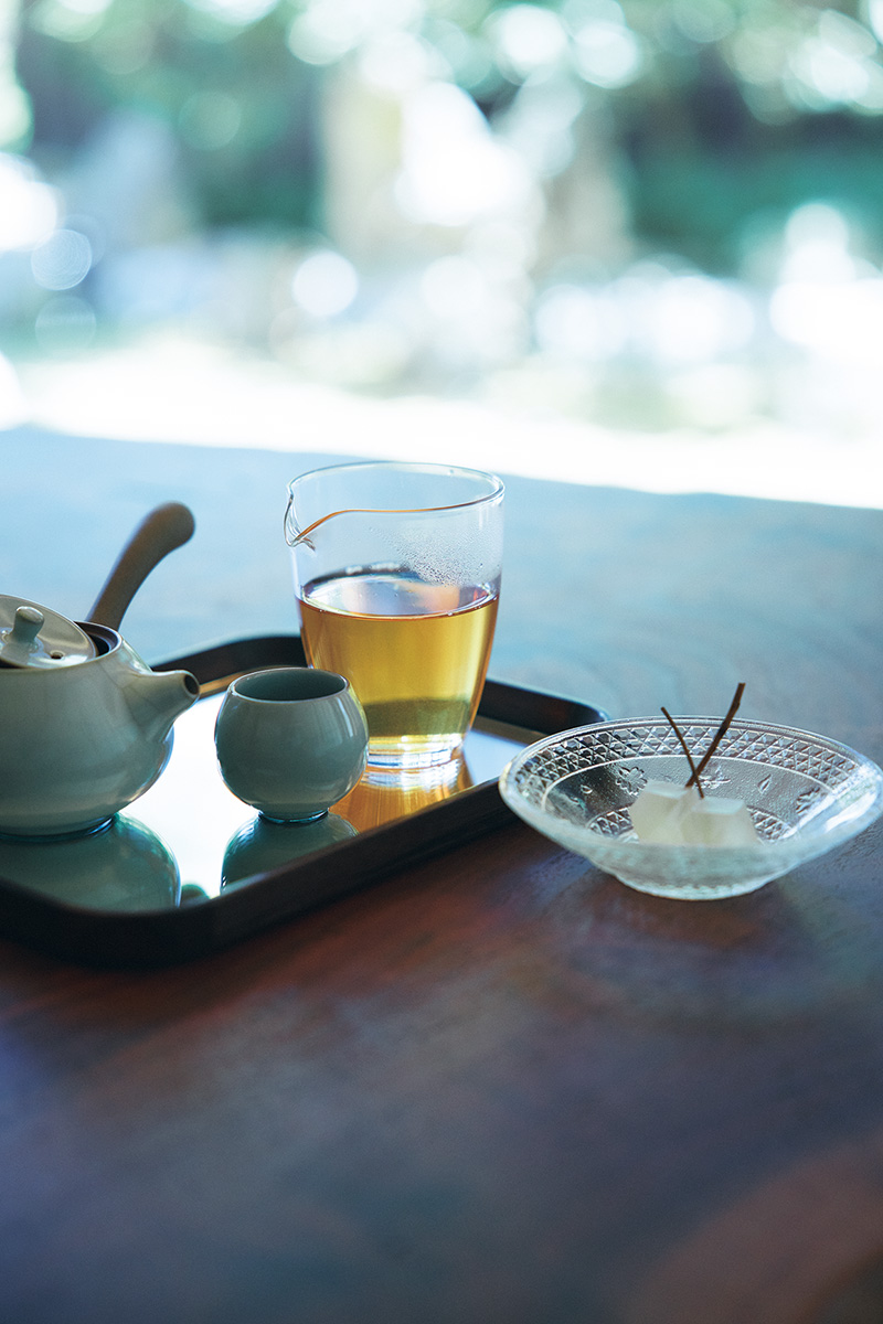 〈POUYUENJI KYOTO〉のシグネチャーティーとペアリングされた柑橘の琥珀糖。「金達摩生プーアル茶 2020」と〈御菓子丸〉の「鉱物の実」セットで6,5
00円 〈POUYUENJI KYOTO〉のシグネチャーティーとペアリングされた柑橘の琥珀糖。「金達摩生プーアル茶 2020」と〈御菓子丸〉の「鉱物の実」セットで6,5
00円