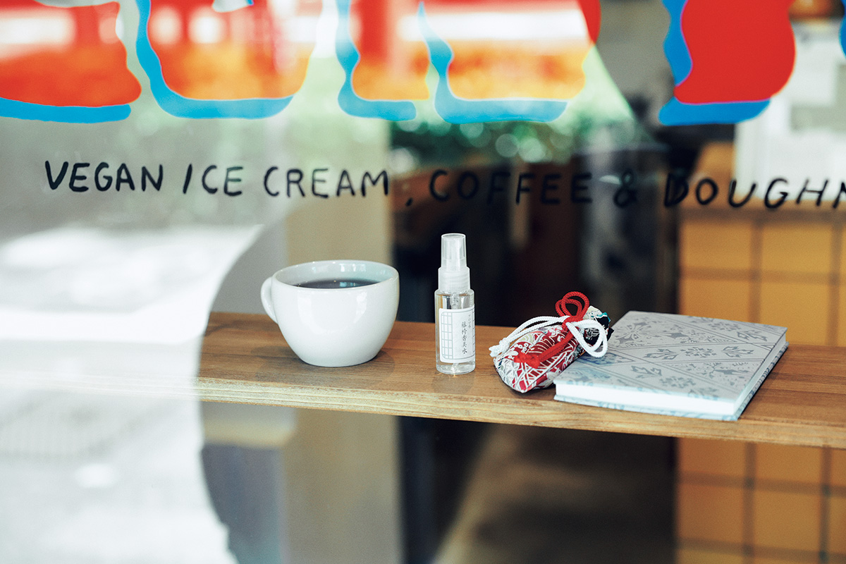 左・京都自生の植物、藤袴を使った香り。藤袴 アロマ水1,000円(香美水)、中・同 匂袋800円(共に源氏藤袴会 https://kyotofujibakama.com/)/右・菱形の中に花びらが描かれた、平安時代より貴族に好まれたモチーフ。唐紙 御朱印帳3,520円(京からかみ 丸二︱唐丸 075-361-1324) 左・京都自生の植物、藤袴を使った香り。藤袴 アロマ水1,000円(香美水)、中・同 匂袋800円(共に源氏藤袴会 https://kyotofujibakama.com/)/右・菱形の中に花びらが描かれた、平安時代より貴族に好まれたモチーフ。唐紙 御朱印帳3,520円(京からかみ 丸二︱唐丸 075-361-1324)