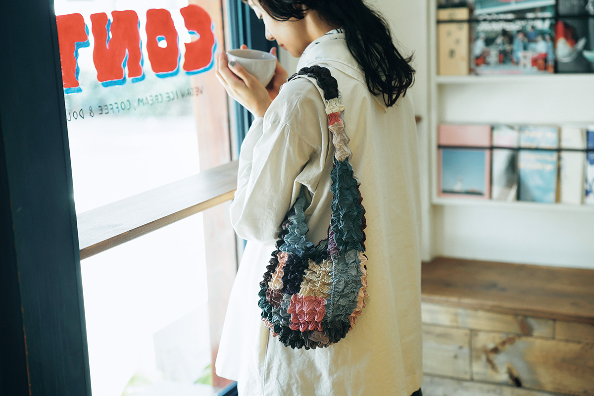 〈HIBINOWA〉は「絞」や「ガラ紡」に代表される京都の伝統美と現代のスタイリングを調和させ、新しい「和」を提案するブランド。苔をモチーフにしたプリント柄の絞りバッグを街歩きの相棒に。Shibori bag(42×40㎝) HAM-41 7,480円(HIBINOWA︱ANDO 京都本店 070-3317-6772) 〈HIBINOWA〉は「絞」や「ガラ紡」に代表される京都の伝統美と現代のスタイリングを調和させ、新しい「和」を提案するブランド。苔をモチーフにしたプリント柄の絞りバッグを街歩きの相棒に。Shibori bag(42×40㎝) HAM-41 7,480円(HIBINOWA︱ANDO 京都本店 070-3317-6772)