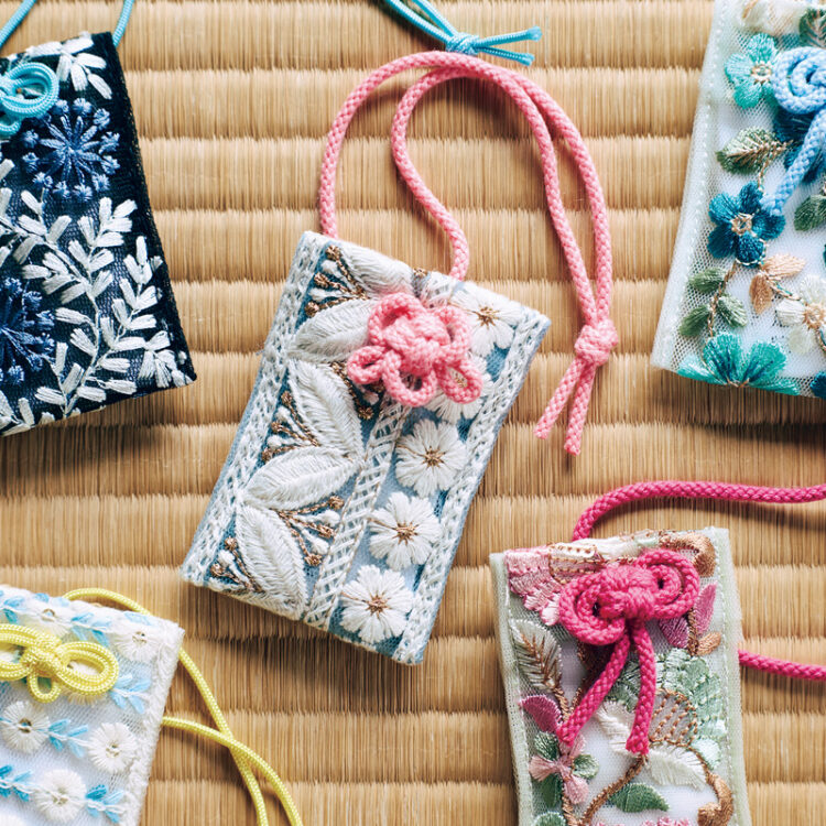 繊細なインド刺繍が施された生地を用い、一つひとつ手作りされたお守り袋。シンプルなものからカラフルなものまで豊富なバリエーションにときめく。