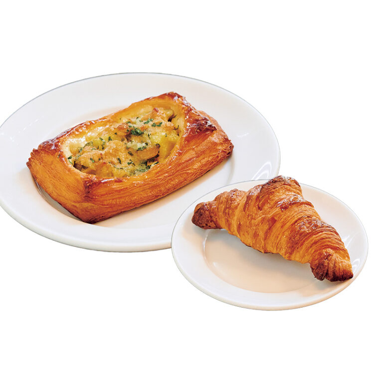 左・5827（ゴーヤツナ）370円。クロワッサン生地とカレー風味のゴーヤ、ツナ、ポテト。右・クロワッサン330円はぜひ食べて！