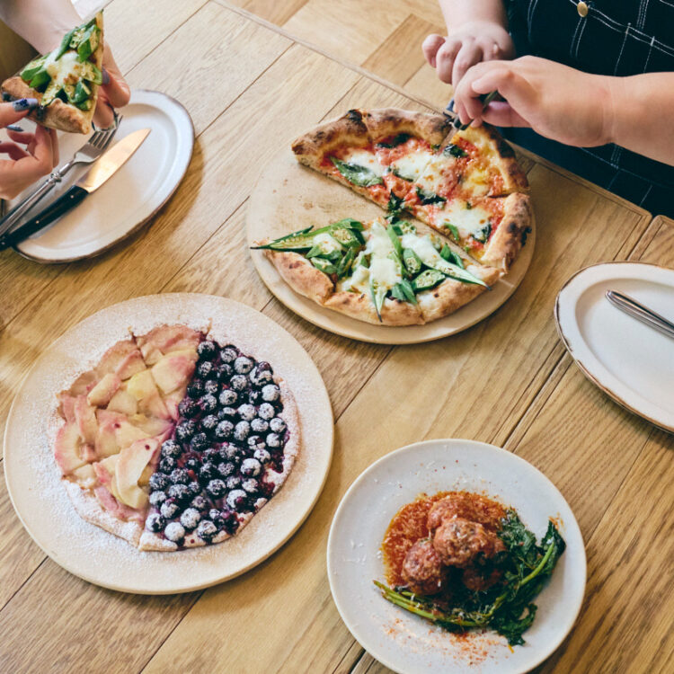 （上から時計回りに）オクラとマルゲリータのハーフ＆ハーフピザ¥2,300、仔羊のポルペッタ 辛口トマトソースとパルミジャーノ¥2,200、デザートピザ（季節の果実）¥3,700