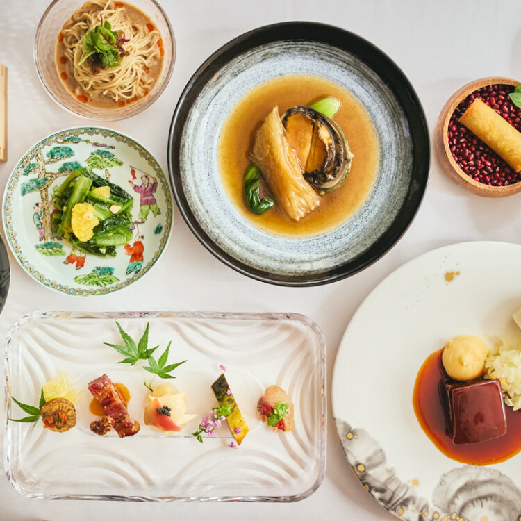 全11品の、胡蝶蘭コース14,300円。料理長の自由で扇子あふれる発想が随所に。骨董を用いた器使いも楽しい。