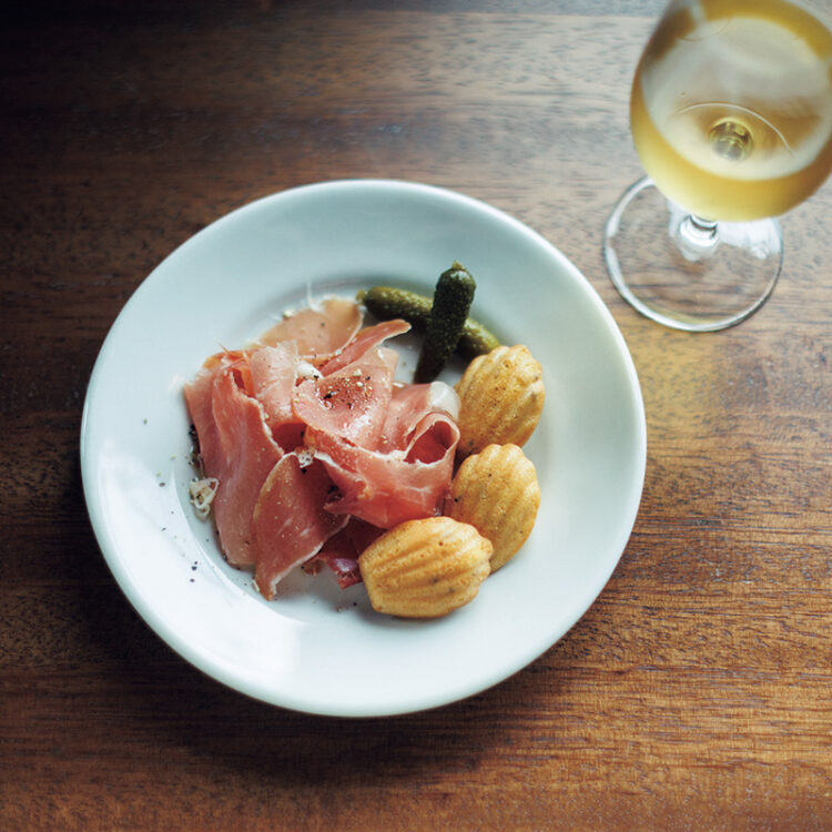 おやつにも酒のアテにもなる、生ハムとマドレーヌサレ700円。