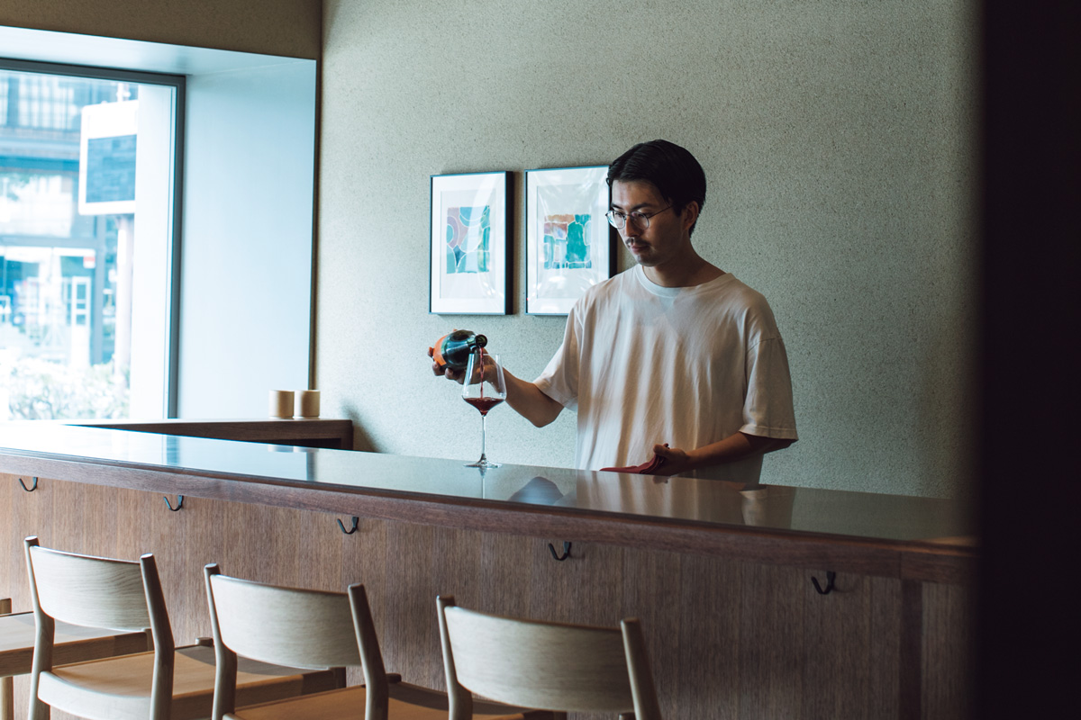 17:00オープン　自ら1曲ずつセレクトして針を落とす、音楽をつまみにワインを一杯。〈HOWENE〉