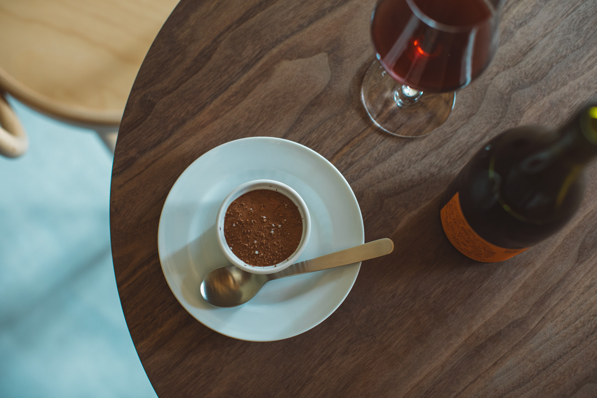 17:00オープン　自ら1曲ずつセレクトして針を落とす、音楽をつまみにワインを一杯。〈HOWENE〉