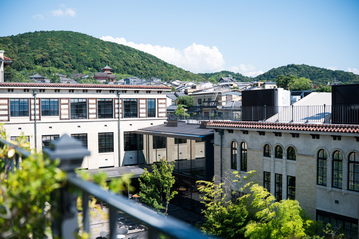 ルーフトップバー〈K36 Rooftop〉から望む〈青龍〉。