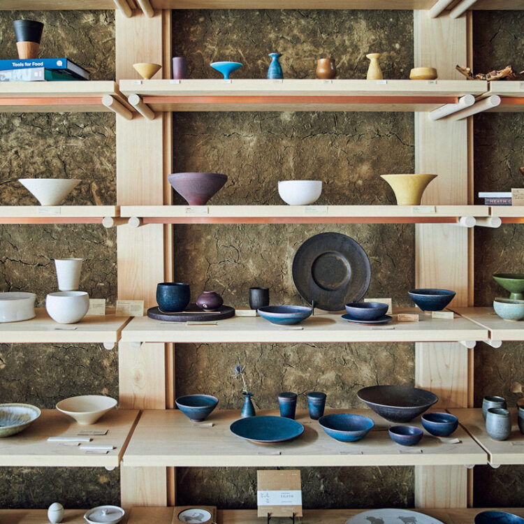 サーブしやすいようにくぼみをつけた台皿など、食のプロの視点が加わった魅力的な器ばかり。商品の入れ替わりが早く訪れるたび新鮮。器は3,000円台～。