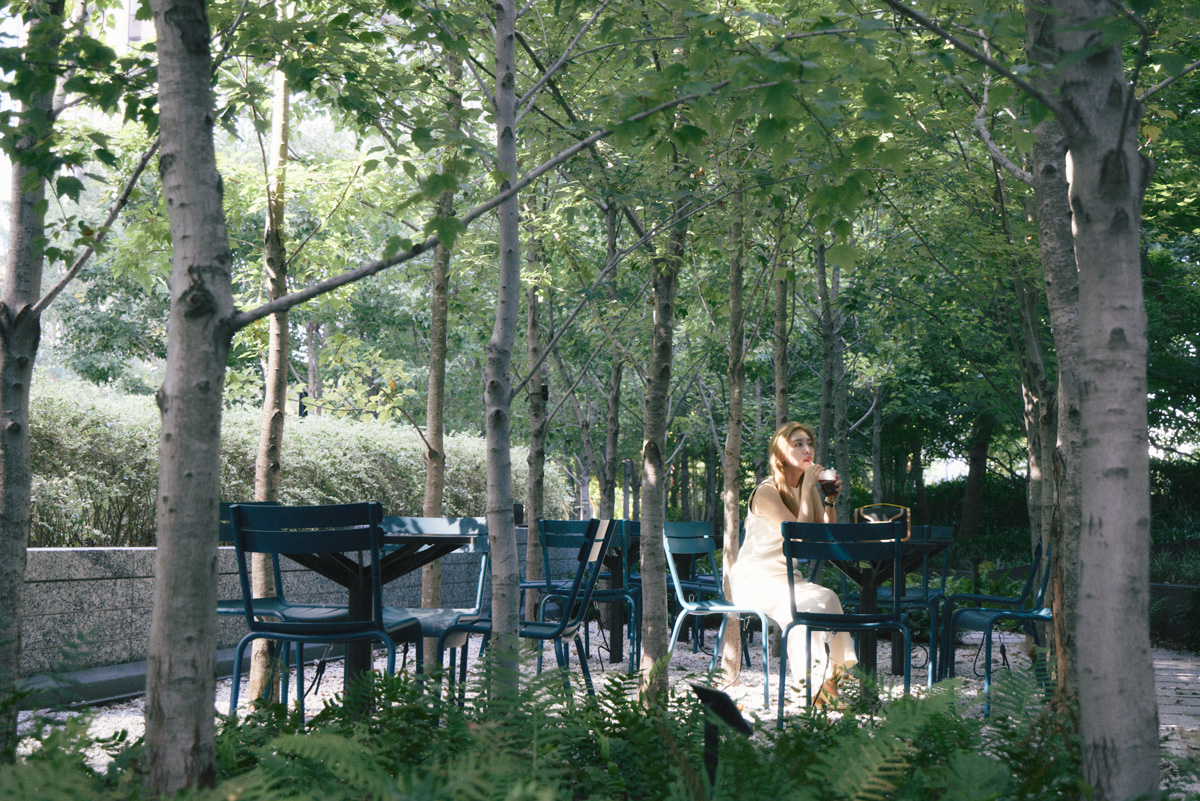 大手町に穴場の憩いスポット発見！〈Otemachi One GARDEN〉の芝生でゆったり過ごそう。