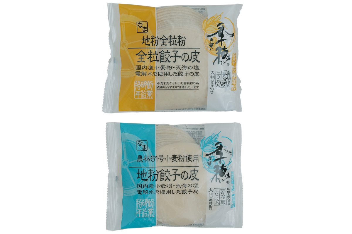 京都の愛されスーパー〈FRIEND FOOD〉のおすすめ　神奈川県〈かねこ製麺〉の季穂 全粒粉餃子の皮（上）季穂 地粉餃子の皮（下）