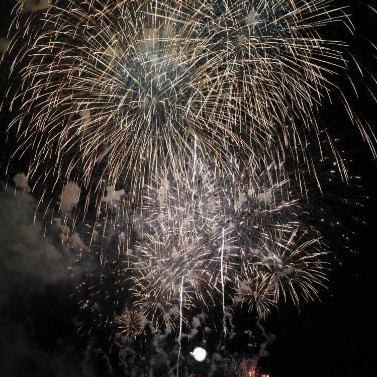 児玉雨子 ひとくち分の街の記憶 秋田県・大曲の全国花火大会バスツアー