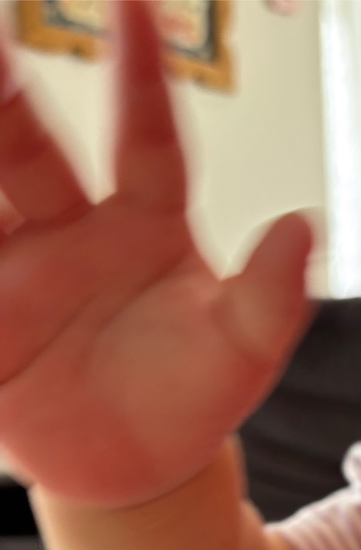 きゃりーぱみゅぱみゅのお子さんの手