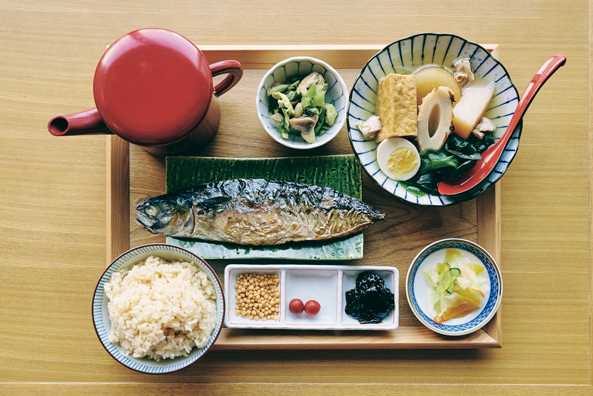 銀座でお得な美味しいランチ　〈おでん 鳥料理 おぐ羅 分店〉のおでん5種と本日の焼き魚の出汁茶漬けセット（平日）…1,800円