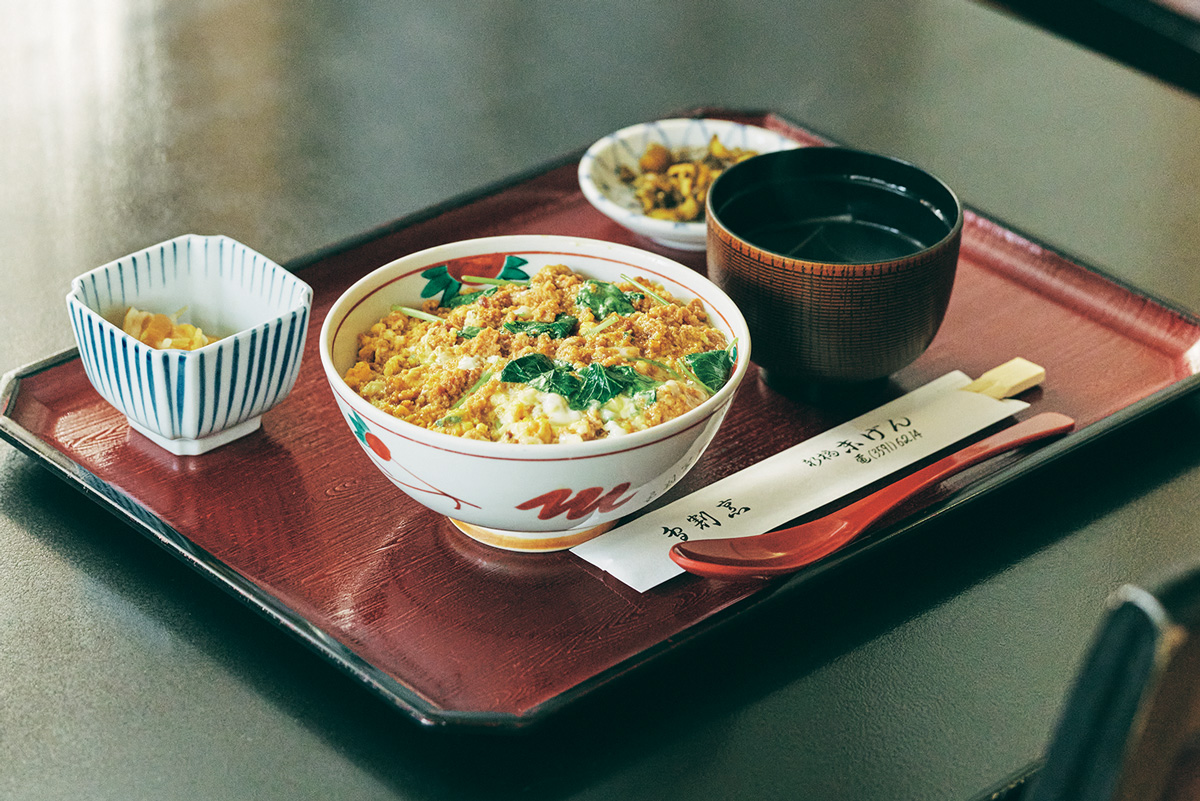 銀座でお得な美味しいランチ　〈鳥割烹 末げん〉のかま定食（親子丼）…1,550円