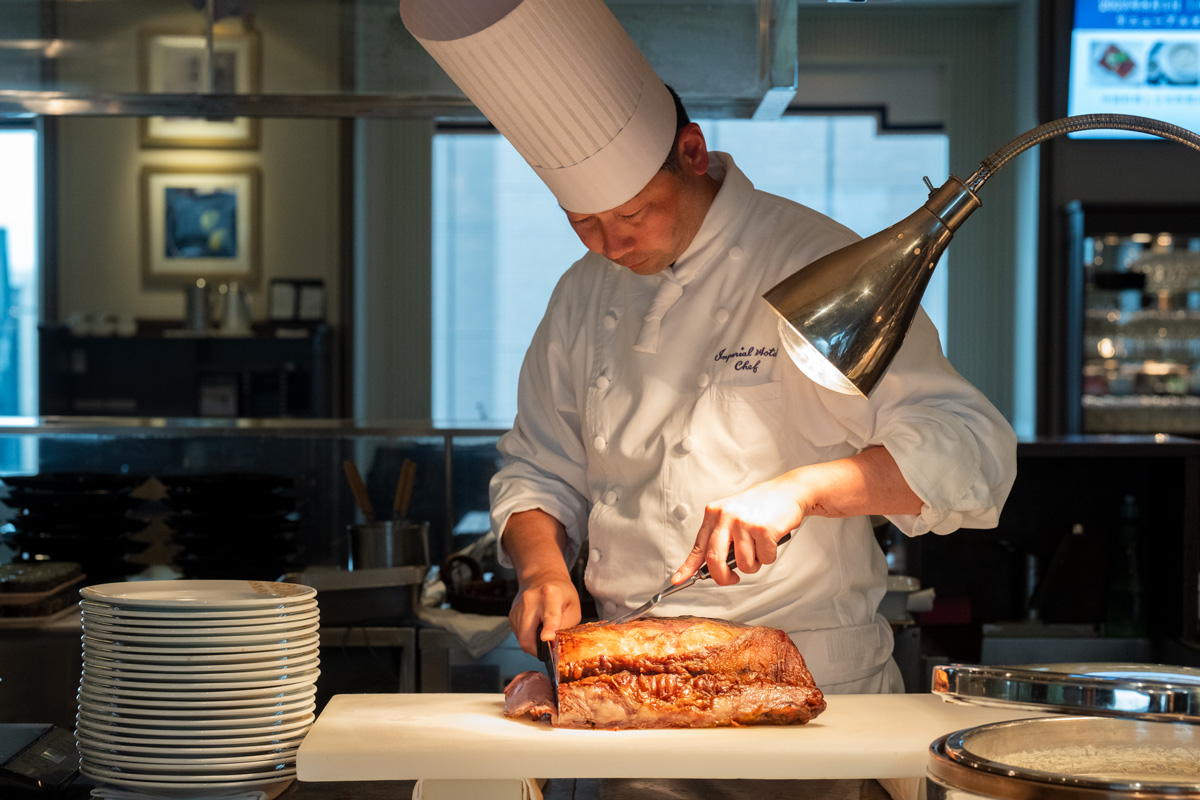 〈帝国ホテル 東京〉のローストビーフをサーブする鈴木隆行シェフ