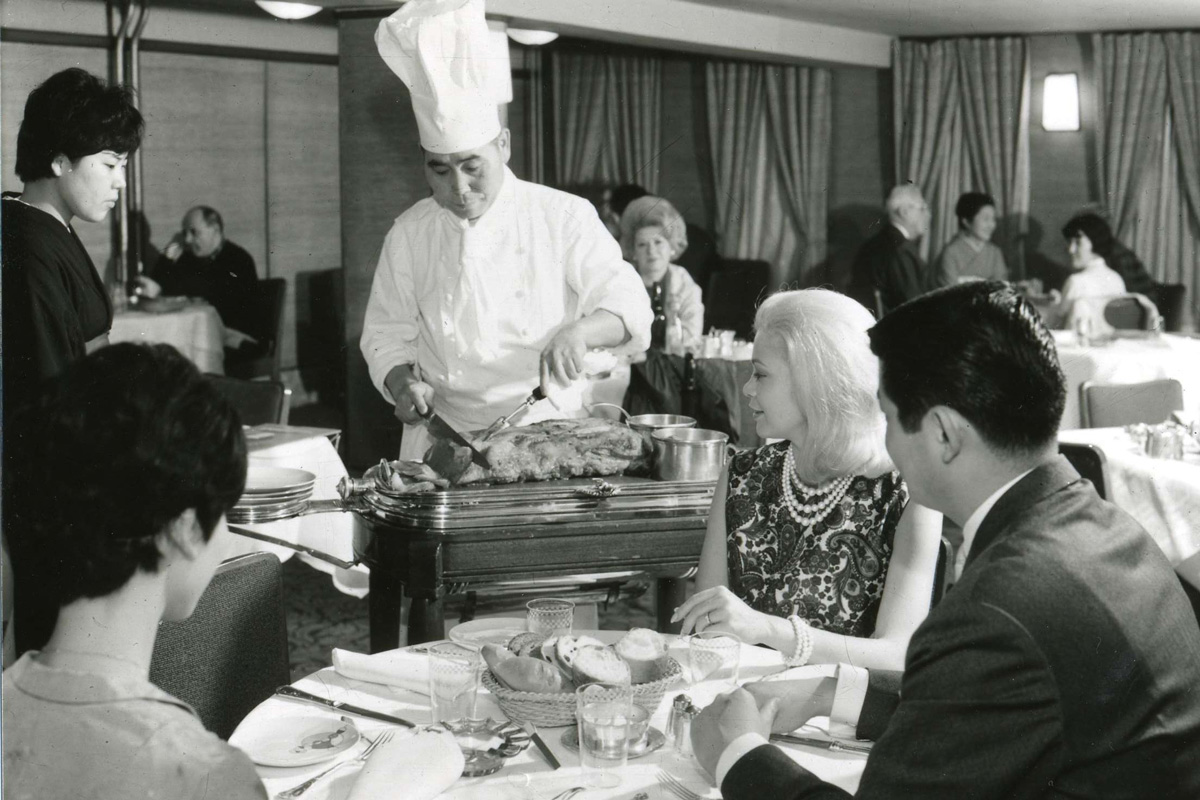 目の前で切り分ける演出も帝国ホテルから始まった。