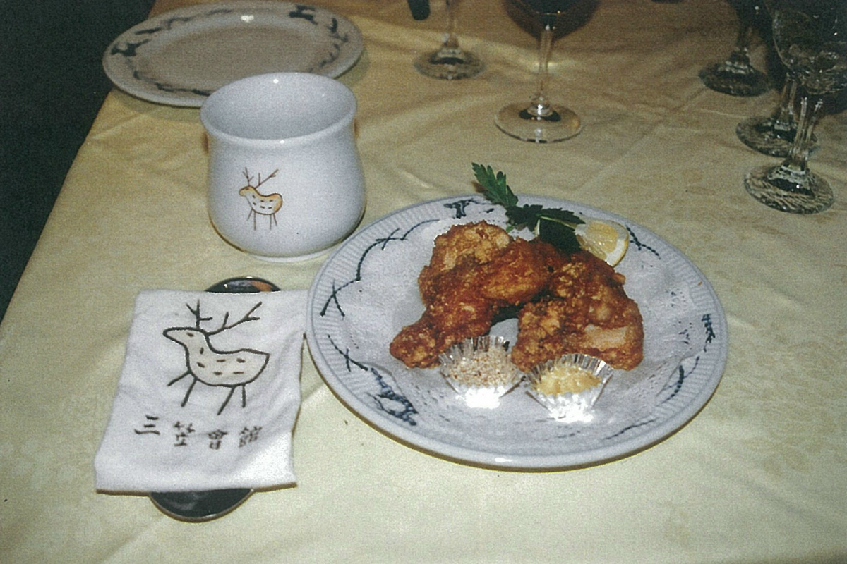 唐揚げの味わいは鹿のロゴマークとともに。