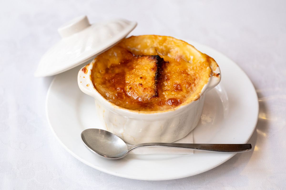 〈煉瓦亭〉のオニオングラタンスープ