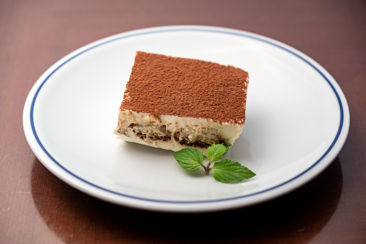 〈三笠会館〉のティラミス