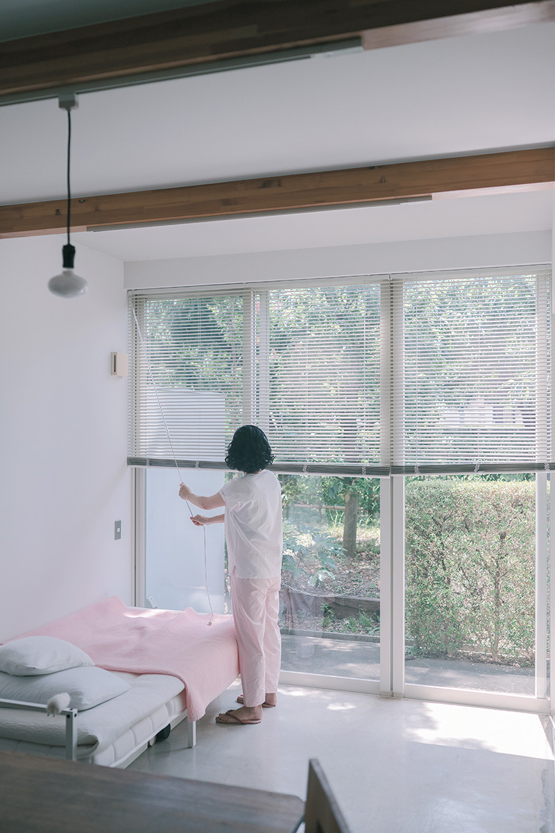 布団派だが、やむを得ずシンプルなベッドを購入。下を収納に。